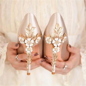 Seksowne designerskie buty ślubne Rose Gold dla kobiet modne metalowe kwiaty spicześnie kryształowe cienkie czółenki obcasy na pannę młodą 2114