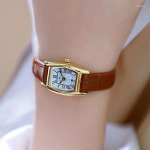 Нарученные часы Мода Женщины смотрят маленькие 2023 Простая ретро -кожа для повседневных винтажных кварцевых коричневых часов Ladies321p