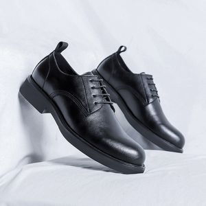 スタイルの夏の新しい通気性フォーマルなビジネスポイントカジュアルレザーソフトソレッドメンズ太いゆっくりした小さな黒い靴