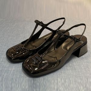 2024 드레스 신발 샌들 여성 여름 패션 기질 특허 가죽 메리 제인 여성 신발 얕은 입 하이힐 싱글 신발 여성 신발 샌들