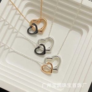Designer Brand Tiffays s925 Sterling Silver Hollow Double Heart Buckle Pendant Necklace Exquisite Womens Fashion Light Luxury Collar Chain
