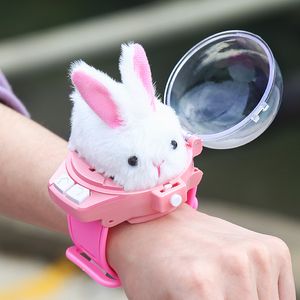 Электрический автомобиль RC Children RC Mini Watch Toys со светодиодными огнями 2 4 ГГц игрушечные кролики крабовые гонки девочки мальчики подарка 230728