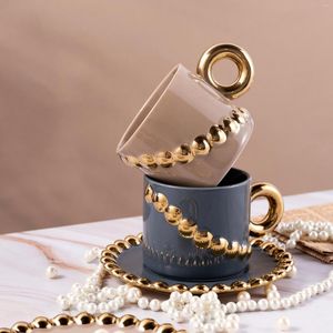 Tassen Europäisches Kaffeetasse- und Untertassen-Set aus Keramik Hochwertige kreative Perlenkette Retro-Blume