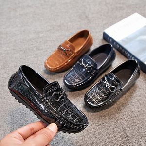 Flat shoes Boys Versatile Glossy Leather Shoes for Party Wedding Shows Kids Fashion Solid Black Flat Nonslip Children Moccasin Shoes 230728
