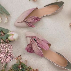 Elbise ayakkabıları süper güzel kadınlar s 2023 yaz niş tasarım sandalet estetik taç yaprağı sivri uçlu sığ düz el yapımı tatlı 230728
