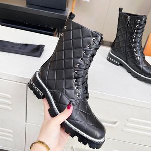 Stivaletti da donna Designer Pelle di vitello Hardware Matelasse con catena Cerniera con lacci Cavaliere Western Stivali da pioggia da moto Stivali da neve Classic Silver Black Scarpa casual