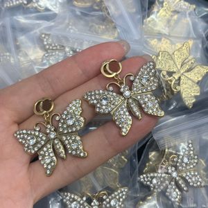 Vintage Tasarımcılar Renkler Kristal Rhinestone Mektup Kulak Çabası Geometrik Kelebek 18K Altın Kupa Küpe Düğün Partisi Takı Aksesuarları Box Cgue9 --02