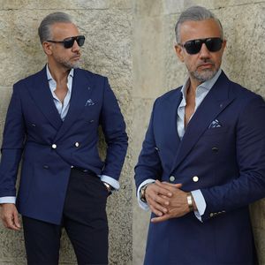 Navy Bule Uomo Abiti da sposa Smoking doppio petto Risvolto con visiera Blazer per lo sposo Ultimi abiti firmati Personalizza