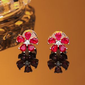 Orecchini a bottone femminili in argento sterling 925 stile coreano con fiori di cristallo rosa squisiti. Commercio all'ingrosso versatile di gioielli per fidanzate dolci