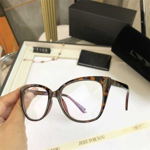 50% di sconto sull'ingrosso degli occhiali da sole Myopia per gatti Myopia Nuova moda per uomini e donne faccia da faccia a forma di vetro nero slim tela