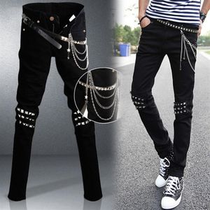 Jeans masculino punk rock preto colo quadril rebite ajuste fino motociclista jeans meninos dj cantor palco jeans skinny rasgado com cintos correntes281m