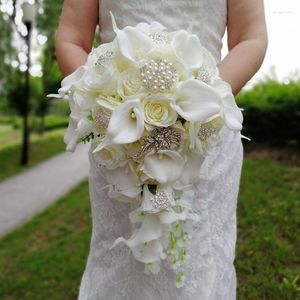 Fiori matrimonio Arrivo Avorio Cascading Sposa Bouquet Rose bianche Perle artificiali Calla Lilies Decoration