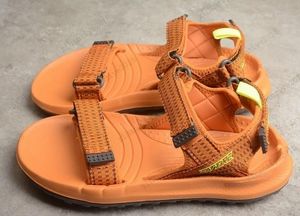 Designer ua fett däck sandaler skjutreglage mens sommar sandaler strand tofflor damer flip flops slingrar svarta utomhus hem glider