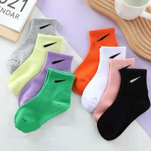 Baby-Kinder-Designer-Socken, Jungen, Sportsocken, Mädchen, Kinder, Schulstil, gemischte Farben, Socken, Weiß, Schwarz, Grün, Alter 1–12