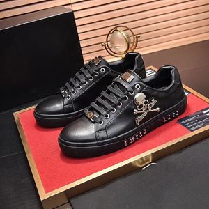 Com Box Mens Luxury Leather Casual Shoes Metal Decoration Men Men Genuine Designer Skull Juntando -se Tênis com Black White 2023