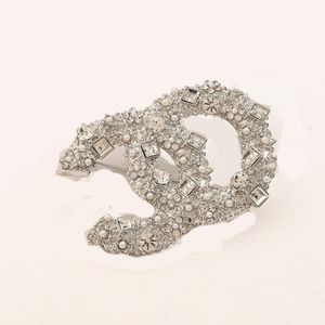 Broches de carta de marca de designer mais recentes em aço inoxidável embutidos cristal strass jóias broche casamento casamento acessórios para festas 20estilo