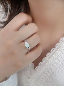 2023 Novo anel de opala branco europeu e americano S925 prata esterlina natural zircão com formato redondo para mulheres