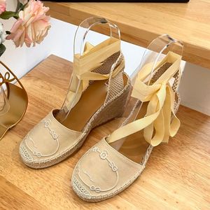 Klassiska varumärkesandaler High Heel Platform High Heel Shoes Open Toe Women's Luxury Designer Leather Outrole Sea Sands Casual Shoes Bankettskor Top Factory Shoes