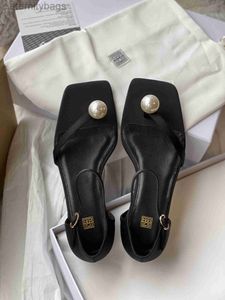 Schuhe Damen Toteme The Pearl Flats Schwarze flache Toteme-Sandalen mit einer eleganten Kunstperle am Zehenriemen, Baumwoll-Seiden-Satin und Leder-Knöchelriemen SADH