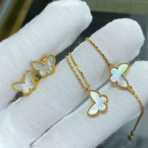 Bröllop smycken set charm 18k kvalitet v guld lyx varumärke kvinnor flickor örhängen nacke armband fina moderpärlskal mini fjäril 230729