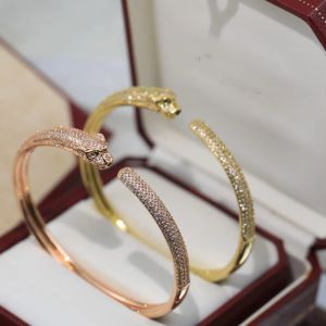 Designermärke smycken Bangle Armband Designer 18K Guldpläterad Crystal Double Pather Open Bangle for Women smycken
