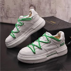 Piccole scarpe bianche da uomo nuove versione coreana della tendenza della moda scarpe da ginnastica con suole spesse traspiranti scarpe da tavola per giovani casuali 1AA27