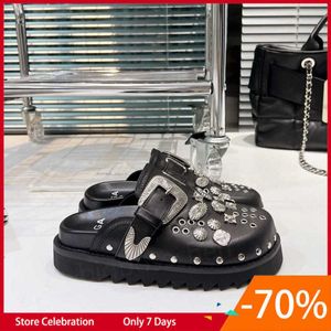 Sandalen Designer Hausschuhe Damen Toga Mode Luxus Dicker Boden mit Schnallen Nieten Metallteile Punk Wind Schwarz Flache Sandalen Gezahnt Lässig Wickelkopf Halfe hjtr