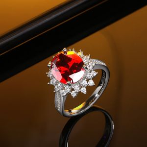 Hot Selling S925 Sterling Silver Imitation Diamond Ruby Ring Female Personlighet Ljus lyxigt temperament Engagemangsmycken gåva