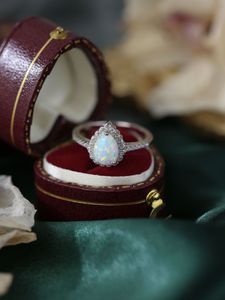 2023 Populära europeiska och amerikanska S925 Sterling Silver Natural Zircon White Opal Ring Water Droplet Fashion Ring for Women