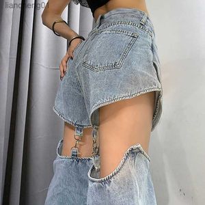 Nya hiphop -denim jeans kvinnor kedja byxor metall spänne trasig utskuren trendiga byxor delade kvinnliga hög midja hippie streetwear l230619