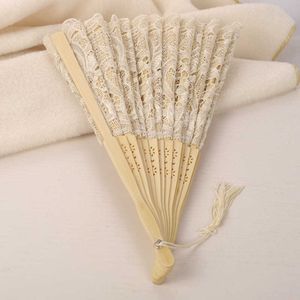 Prodotti in stile cinese Stile Ventaglio di bambù intagliato cavo Ventaglio pieghevole in tessuto di pizzo Decorazione di nozze per feste Regalo artigianale retrò Ventaglio di danza
