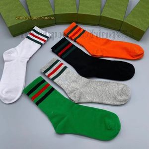 Mens Sock Brand Fashion Multi Clort Cotton Nocks жены, соответствующие классическим буквам, дышащим чулкам Смешанные футбольные баскетбольные спортивные носки с коробкой