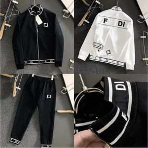 Designers Mens Tracksuit modemärke män som kör spårdräkt vårhöstmens mens tvådelar sportkläder casual stil kostymer x8p0#