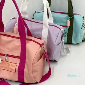 Omuz çantaları Kadınlar için büyük kapasiteli spor çantası Macaron Renk Mektubu Naylon Spor Seyahat Çantası Hafif Çok Fonksiyonlu