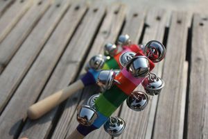 Brinquedos para bebê DHL Chocalho arco-íris com sino Orff Instrumentos musicais educativos Brinquedos de madeira Carrinho de bebê Alça para berço Atividade Bell StickZZ
