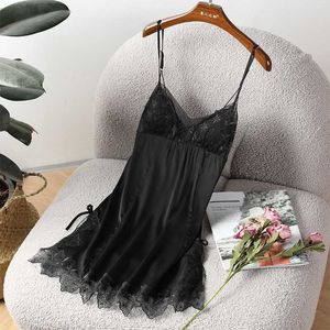 Svart ärmlös nattdress Kvinnor Sleewpear Nightgown Summer Sexig Lace Mini Suspender Nightwear V-Neck Satin Home Dressing Gown L230626