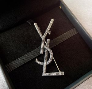 Klasikler Tasarımcı Broşlar Erkek Kadın Marka Mektubu Bakır Broş 18k Altın Kaplama Gümüş Oyma Şerit Kristal Gelinlik Pimleri Takı Toptan 20 Stil