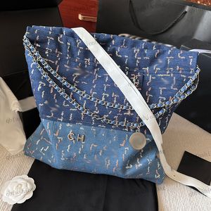 Designer kvinnors axelväska 22 sopväska liten paljett denim väska hårdvara metall spänne lyx handväska crossbody väska överdimensionerade shoppingväskor resväskor 33 cm