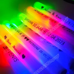 Andra evenemangsfestleveranser LED Glow Sticks Glödskum Sticks Anpassade personliga blinkande pinnar Ljus upp batonger Wands Glow in the Dark Wedding Party 230729