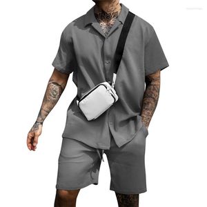 남성용 트랙 슈트 코튼 남성 트랙 슈트 2 조각 세트 여름 견고한 줄무늬 정장 남자 라펠 짧은 슬리브 셔츠와 반바지 느슨한 캐주얼 세트