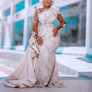Plus Size Meerjungfrau Brautkleider Brautkleider mit abnehmbarer Schleppe Spitze applizierte Perlen Arabisch Langarm handgemachte Blume Cus274l