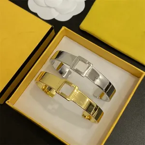 Designer Bangles Love Armband för Womens Gold Luxury Armband Smycken Mens Titanium Steel Silver Armband Tillbehör Bangle G237317D