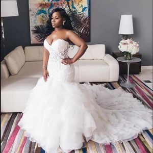 2021 Vintage Sexig African Mermaid Wedding Dresses Sweetheart Illusion Lace Appliques Crystal Pärled Ruffles Tiered Organza Formal 178o