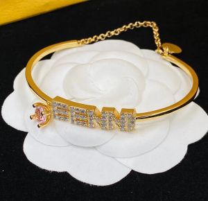 Braccialetto di design di lusso Catena Braccialetto di fascino classico Bracciale da donna placcato in platino 18 carati I gioielli non si sbiadiranno