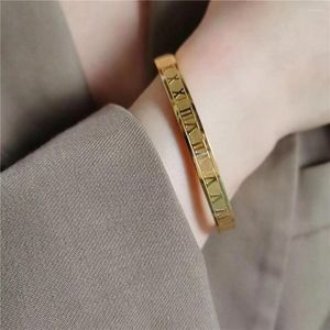 Bangle Titanium Steel Color Conserving Roman siffror Buckle Armband Letter Oval Press Tide Senior Sense Temperament H