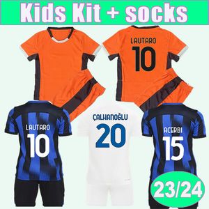 23 24 Lautaro Barella Kids Kit Soccer Jerseys Gosens J. Correa Lautaro Acerbi Calhanoglu Bastoni de Vrijホームアウェイ3番目のフットボールシャツ