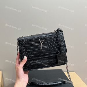 Bolsas de ombro femininas de couro preto Bolsas de aba sólida Moda feminina Bolsa de corrente Carteira tamanho médio Corrente deslizante Bolsa tiracolo Bolso feminino