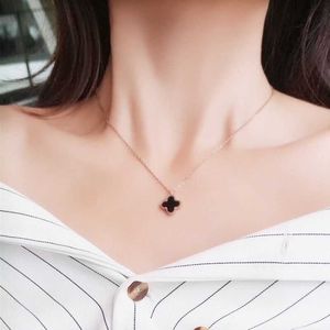 Vanlies Cleeflies Clover Necklace Designer Four Leaf Chain Titanium Steel Pendant Light Luxury Small High Quality Collar Chain Coloress Gift