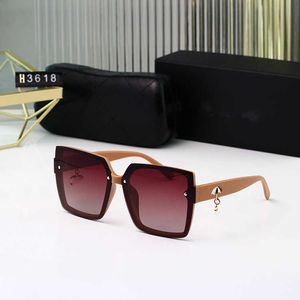 Frames 2023 New Box Damen polarisierte Sonnenbrille mit Metallanhänger Trend Street Shooting Glasses Batch