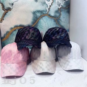 Mens Beyzbol Kapağı Zarif Tasarımcı Nakışları ile Şapka Yuvarlak Üstü Cappello Cappello Kavisli Brim Leisure Erkekler Caps Seeers için Doğum Günü Hediyesi Lüks PJ049 B23